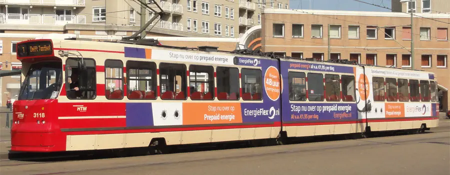 Tramreclame boven en onder de ramen op een GTL-tram in Den Haag