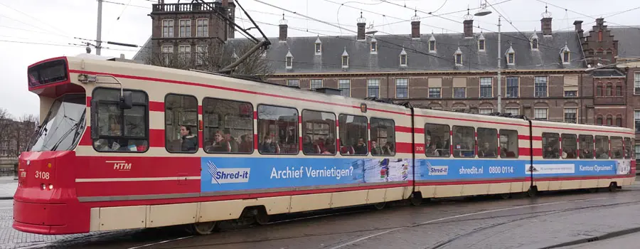Tramreclame onder de ramen op een GTL-tram in Den Haag
