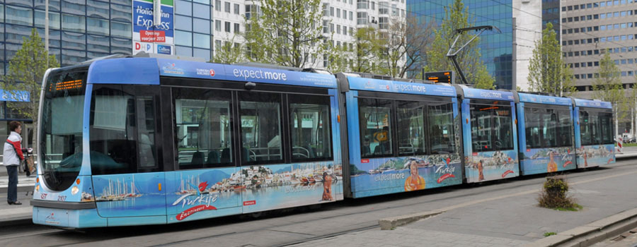 Een geheel beplakte tram (TotalView) in Rotterdam