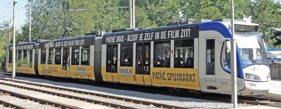 Tramreclame boven en onder de ramen op RandstadRail in Den Haag en Zoetermeer