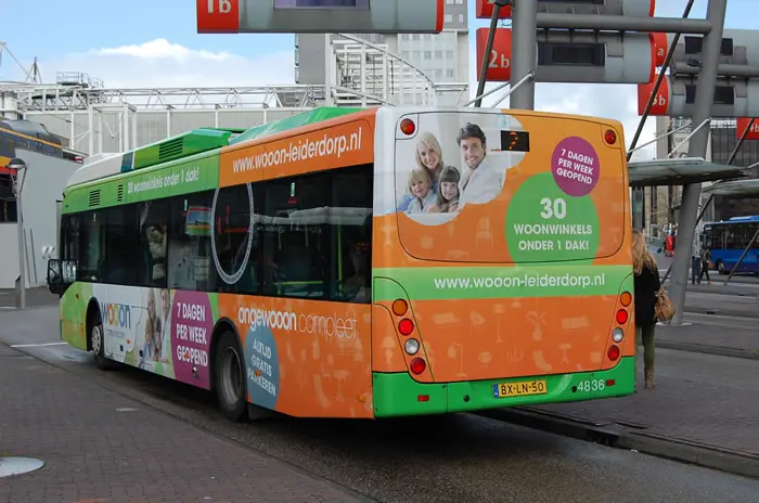 Voorbeeld van een totale busreclame