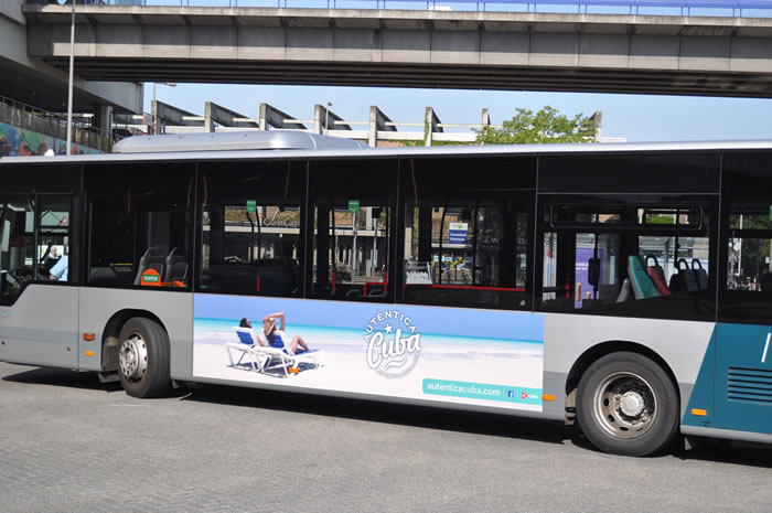 Voorbeeld van een reclame op de zijkant van een bus