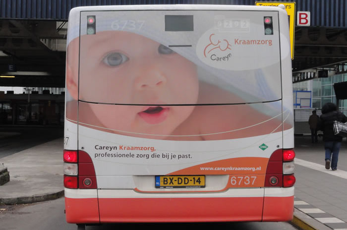 Voorbeeld van een reclame op de gehele achterzijde van een bus