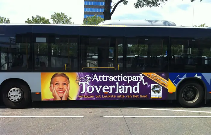 Voorbeeld van een bus met reclame op de zijkant