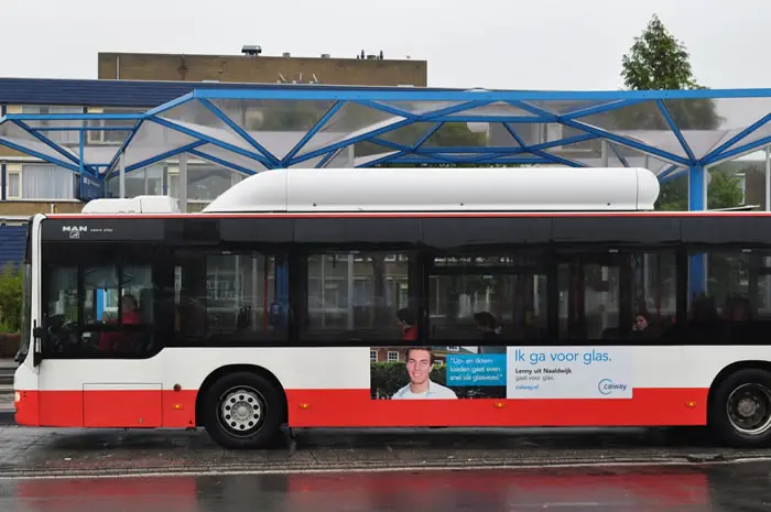 Voorbeeld van een bus met reclame op de zijkant