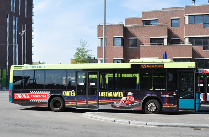Voorbeeld van een bus met reclame op de zijkant
