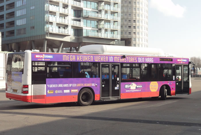 Voorbeeld van een bus met reclame op de zijkant