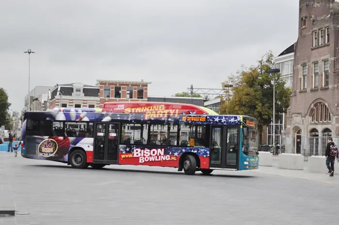 Voorbeeld van een bus met totaalreclame