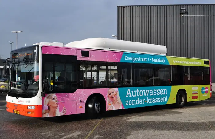 Voorbeeld van een bus met totaalreclame