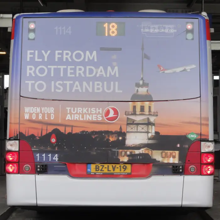 Voorbeeld van reclame op de achterkant van een bus