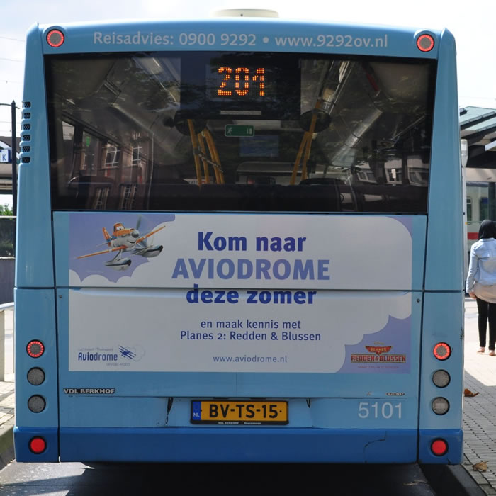 Voorbeeld van reclame op de achterkant van een bus