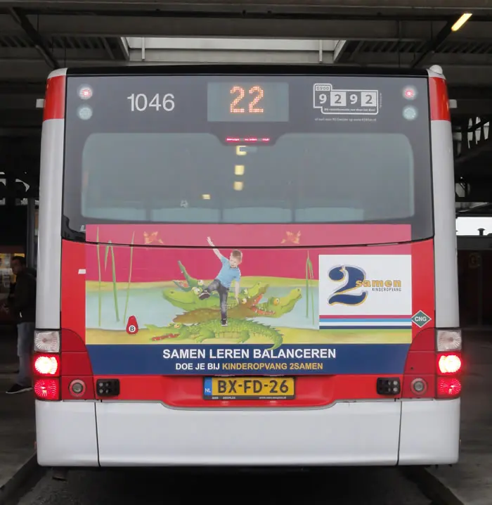 Voorbeeld van reclame op de achterkant van een bus