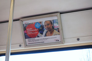 Voorbeeld van een A3 reclameposter in een bus