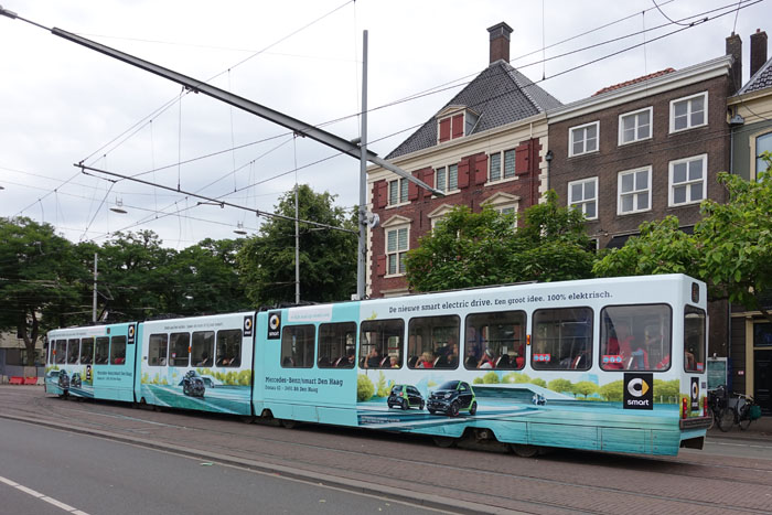 Voorbeeld van een tram in Den Haag met totaalreclame