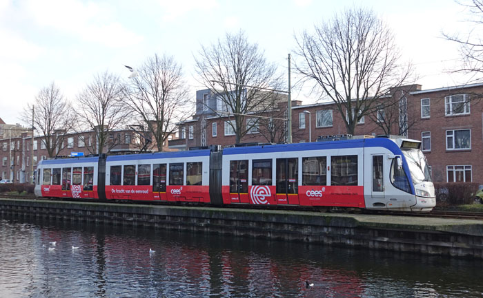 Voorbeeld van een RandstadRail voertuig in Den Haag met reclame op de zijkant