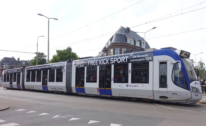 Voorbeeld van een RandstadRail voertuig in Den Haag met reclame op de dakrand