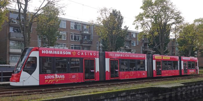 Voorbeeld van een tram in Den Haag met totaalreclame