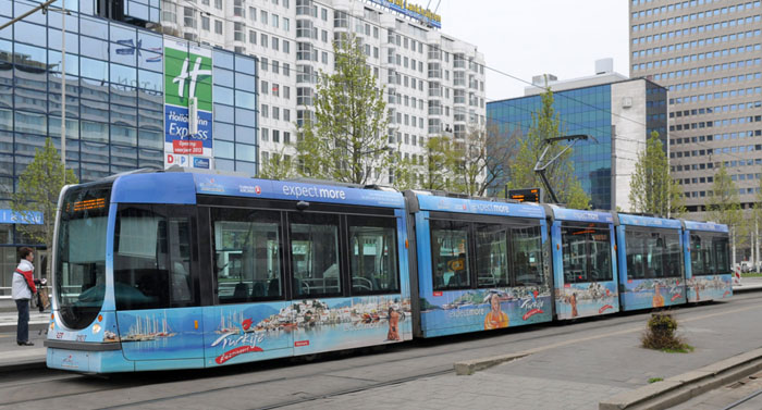 Voorbeeld van een reclame op een Rotterdamse tram
