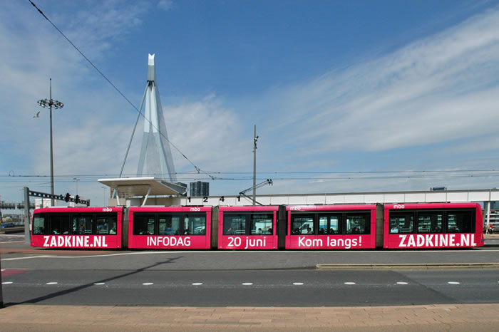Voorbeeld van een tram in Rotterdam met totaalreclame
